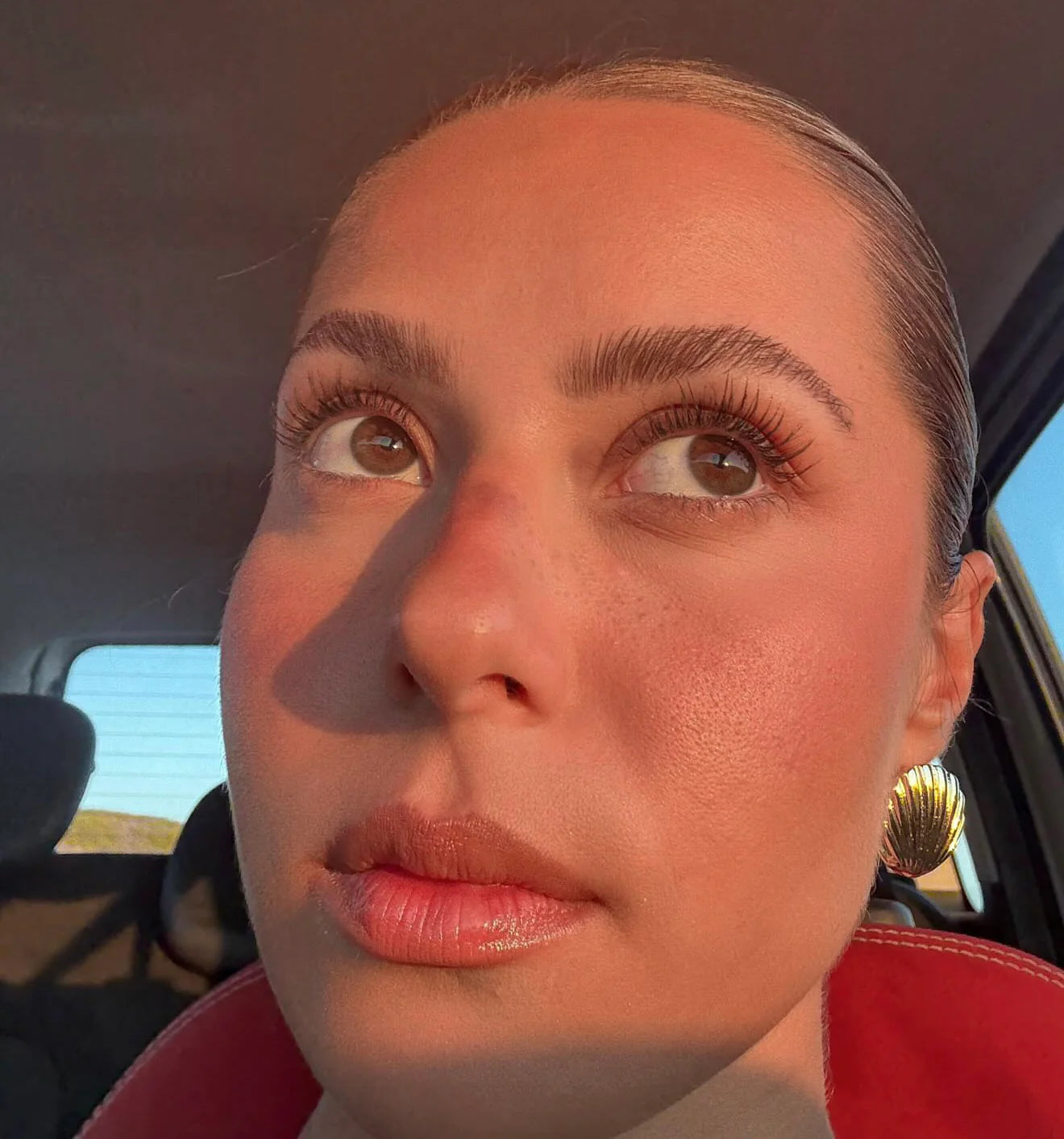 "With this mascara, my lashes stay curled all day long. It applies super easily, has an intense black pigment, and removes effortlessly at night so my lashes don't fall out." – Dilem